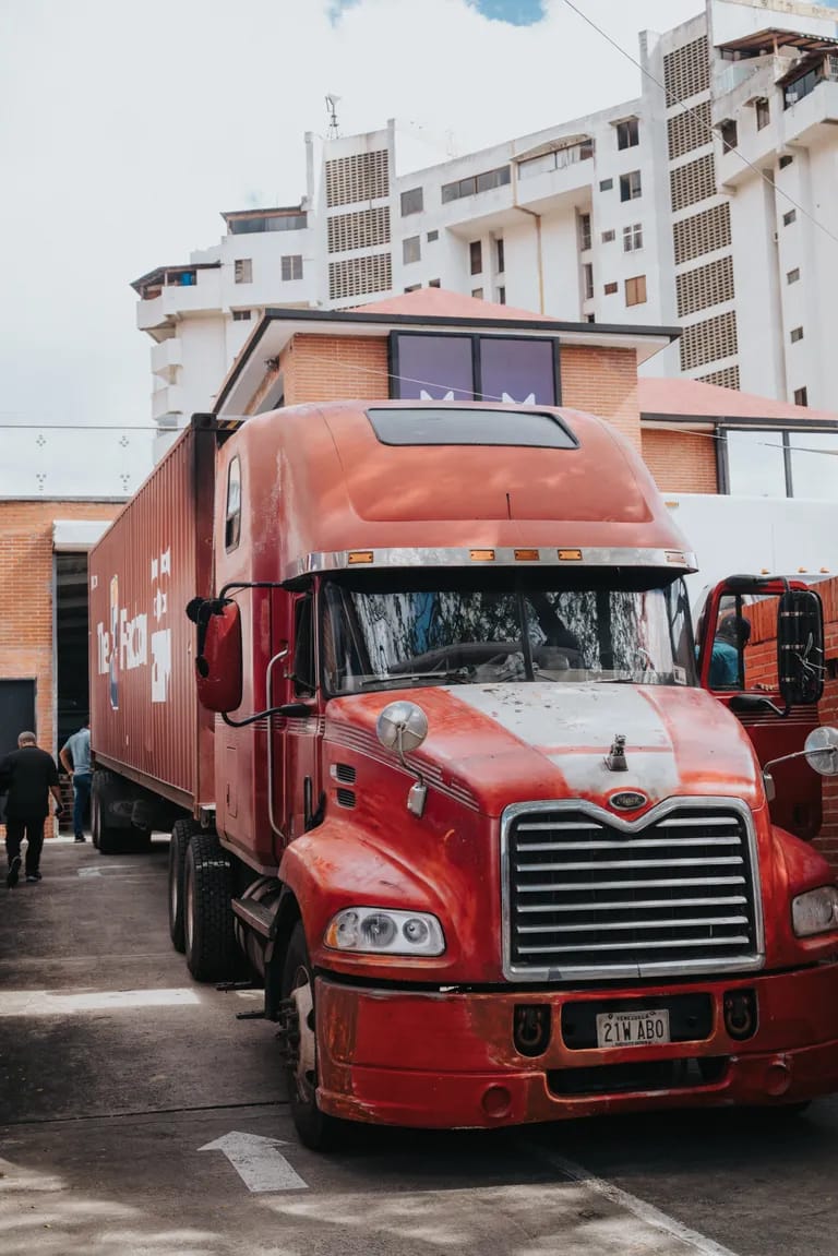 Camion de carga en muelle de embarque