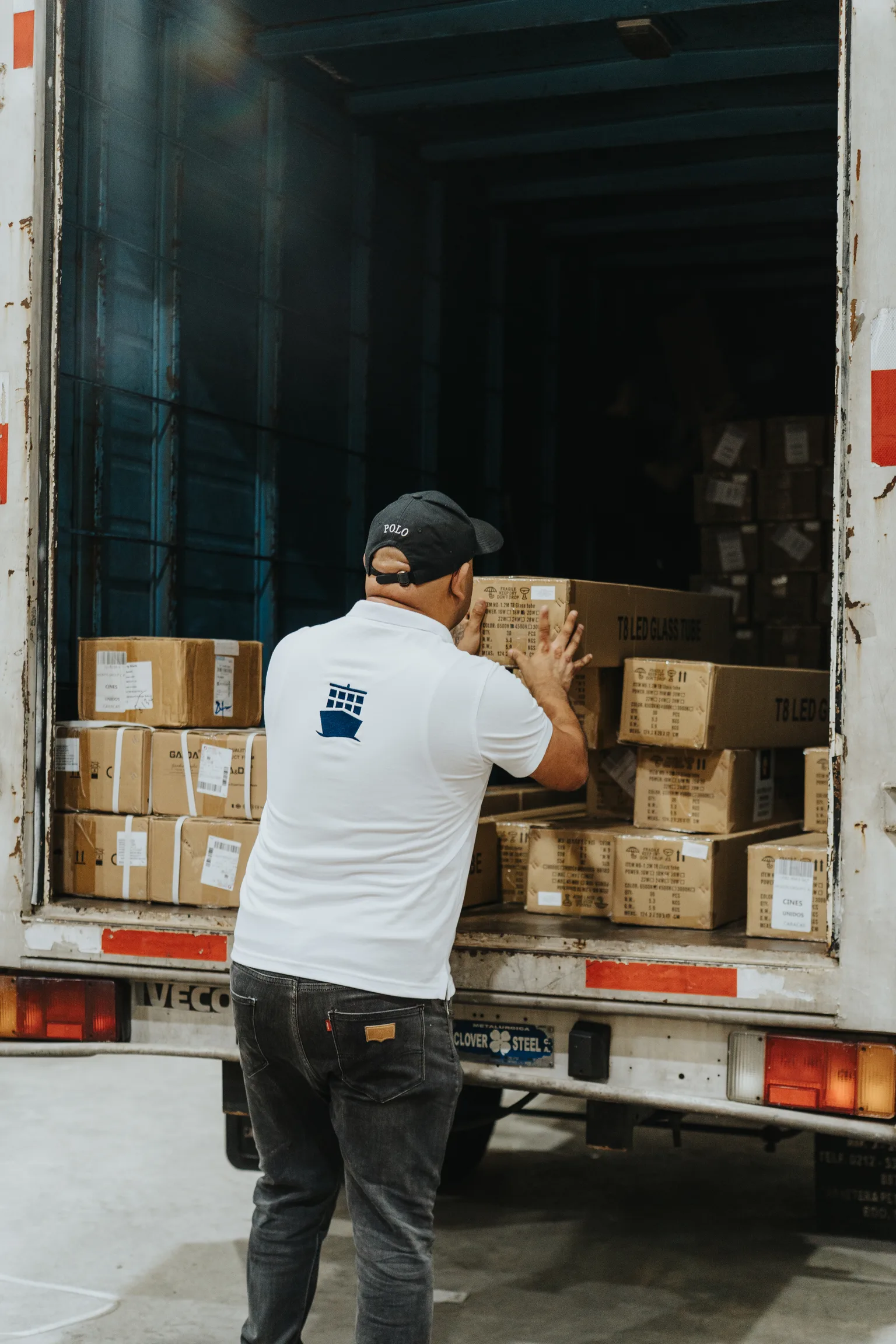 Trabajador Mogos cargando paquetes en camión