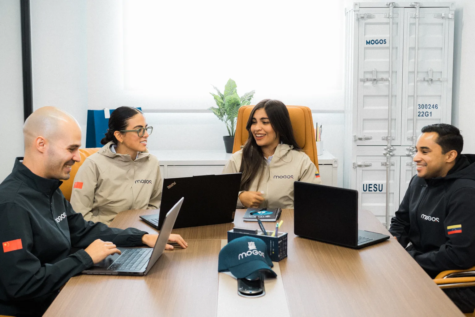 Equipo Mogos trabajando en oficina